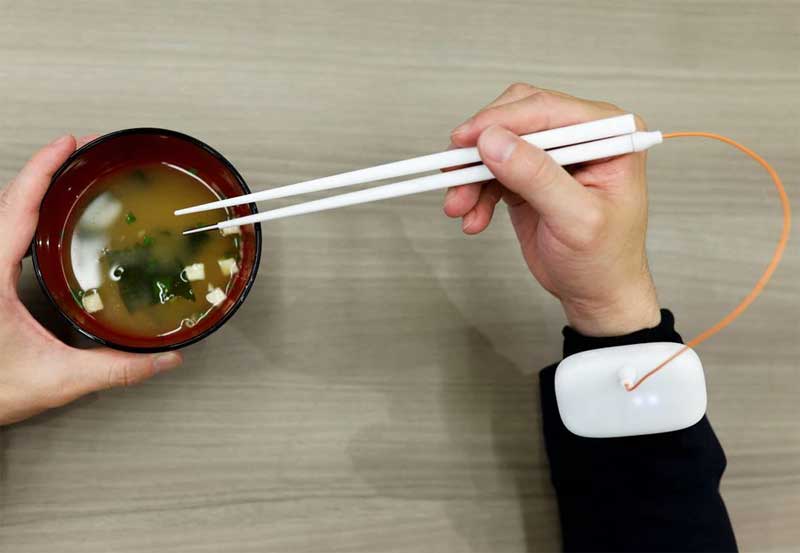 Electric chopsticks that enhance the taste of salt