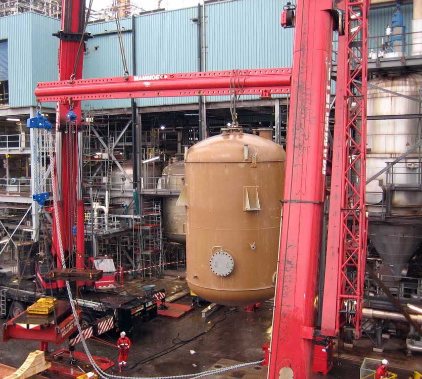 Lifting and handling of a pressure vessel